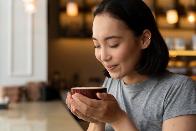 Close-up smiley vrouw met koffiekopje