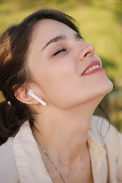 Gratis foto close-up smiley vrouw met koptelefoon