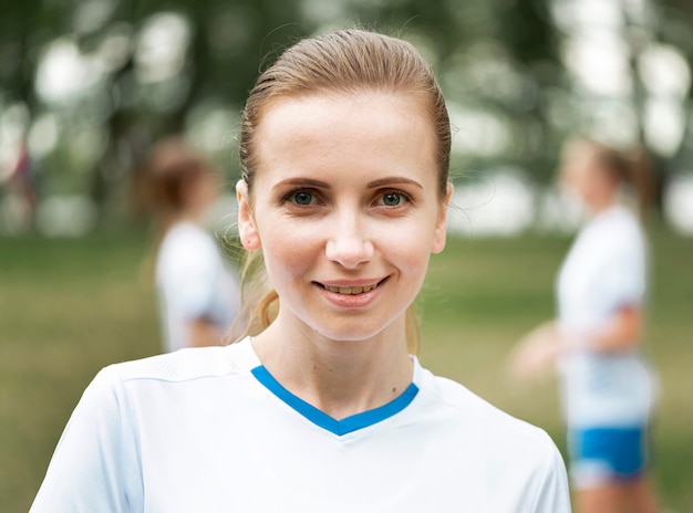 Close-up smiley vrouw poseren