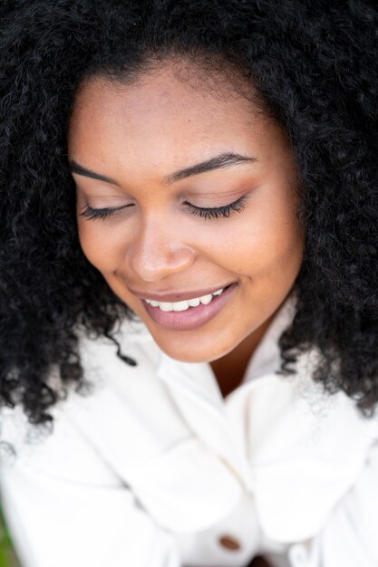 Close-up smiley vrouw poseren