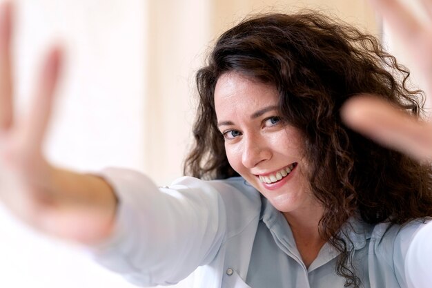 Close-up smiley vrouw poseren