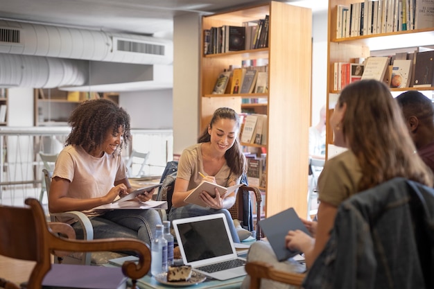 Close-up smileystudenten met apparaten