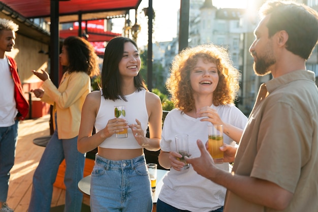 Gratis foto close-up smileyvrienden aan het chatten