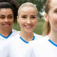 Gratis foto close-up smileyvrouwen poseren