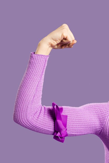 Close-up spier arm vastgebonden met violet lint