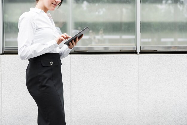 Close-up staande vrouw met tablet