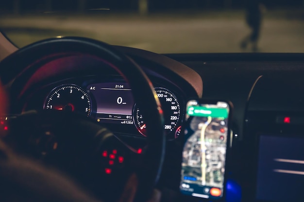 Gratis foto close-up stuurwiel en navigator in een auto's nachts