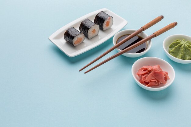 Close-up sushi rolt met sojasaus en wasabi