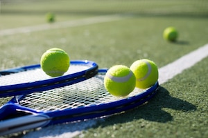 Gratis foto close-up tennis rackets en ballen op de grond