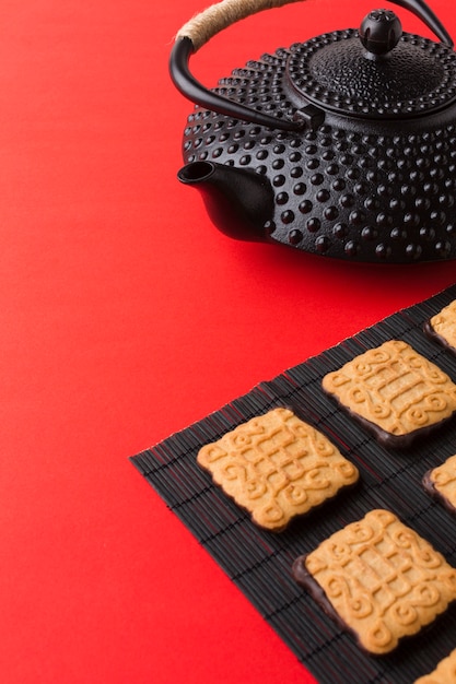 Close-up theepot met verse koekjes op tafel