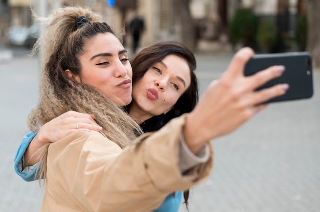 Gratis foto close-up tieners samen een selfie te nemen