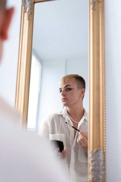 Close-up transgender in de spiegel kijken
