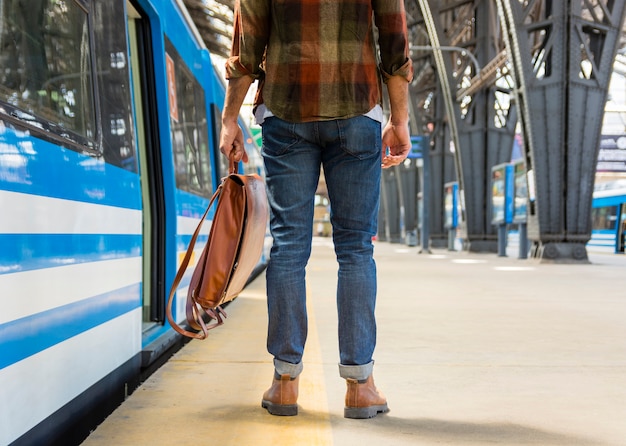 Gratis foto close-up travaler met rugzak bij metro