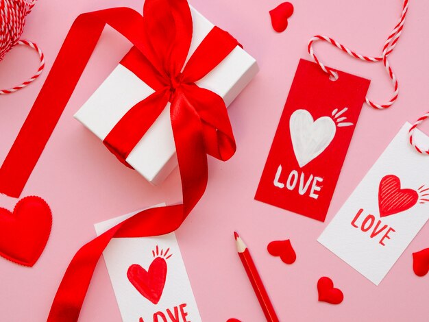 Close-up valentijn tags en presenteert