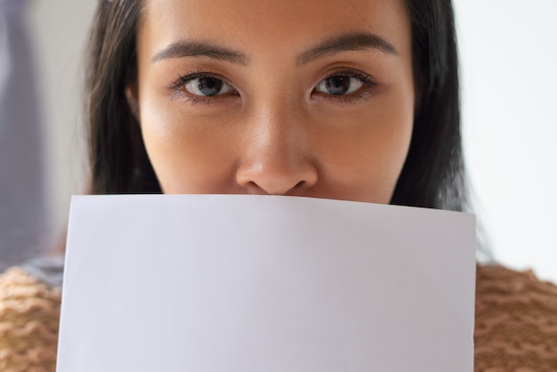 Close-up van aantrekkelijke Aziatische vrouw met papieren