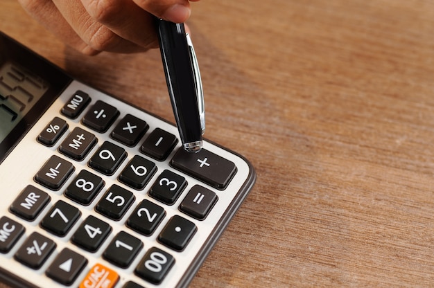 Close-up van accountant die op calculator telt