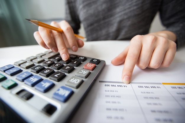 Close-up van Accountant Hands Counting Calculator