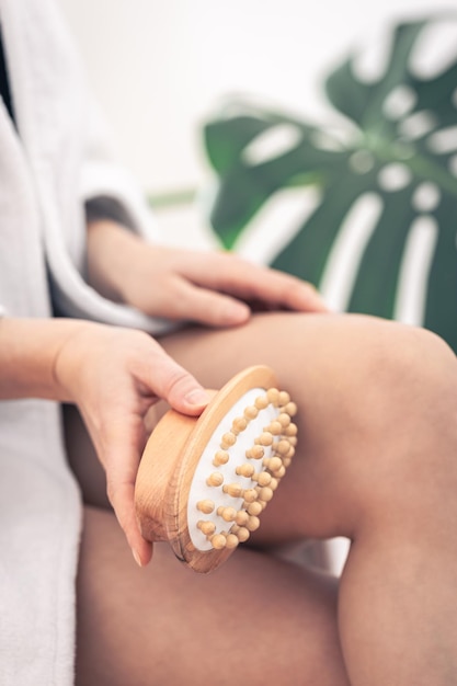Close-up van anticellulitis massageborstel in vrouwelijke handen