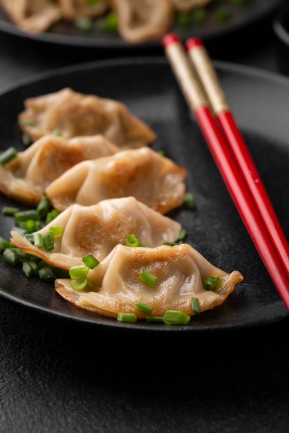 Close-up van Aziatische schotel op plaat met eetstokjes