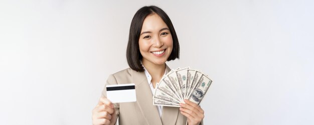 Close up van Aziatische zakenvrouw office lady weergegeven: creditcard en geld dollars staan in pak o