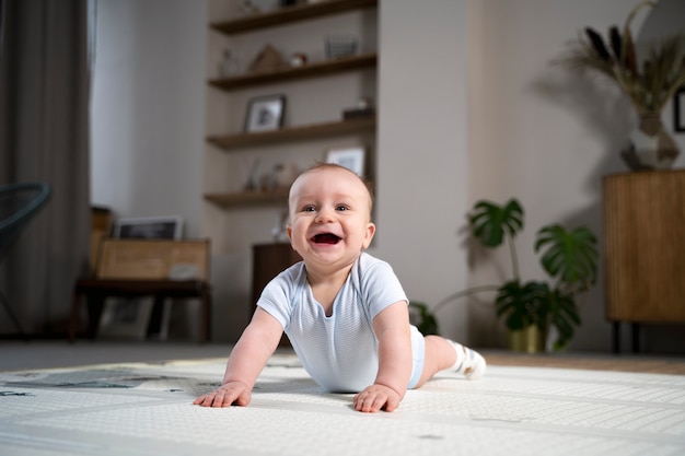 Close-up van baby die kruipt en leert lopen