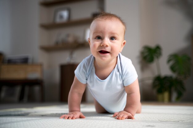 Close-up van baby die kruipt en leert lopen