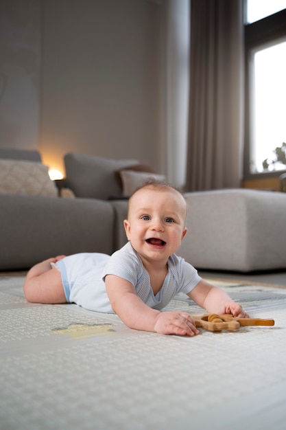 Close-up van baby die kruipt en leert lopen