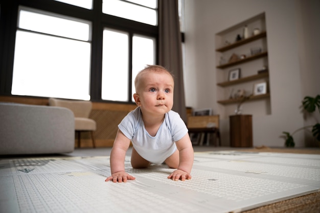 Close-up van baby die kruipt en leert lopen