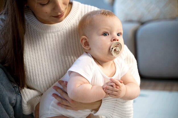 Close-up van baby die kruipt en leert lopen