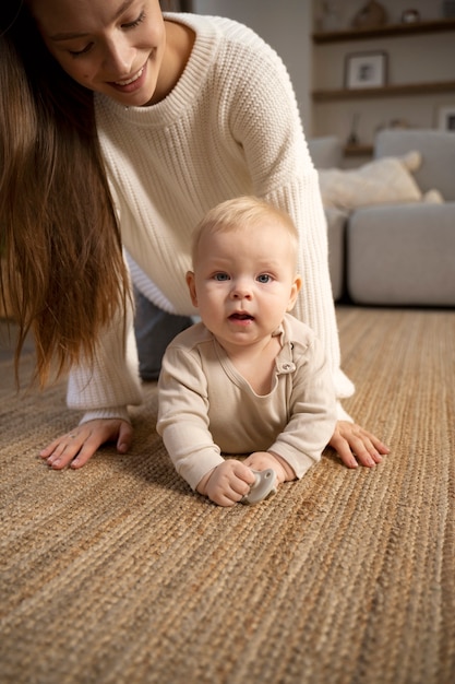 Close-up van baby die kruipt en leert lopen