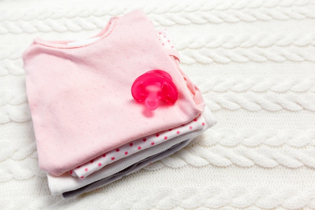 Close-up van babykleding voor pasgeborenen op tafel