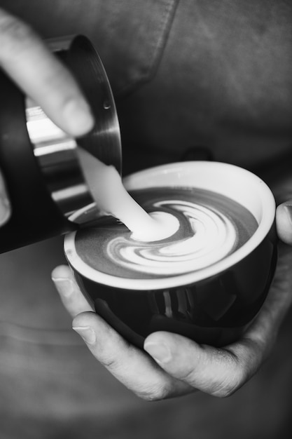 Gratis foto close-up van barista die latte art