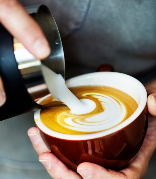 Gratis foto close-up van barista die latte art