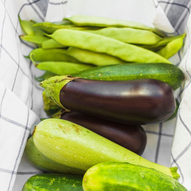 Close-up van biologische groenten op het servet