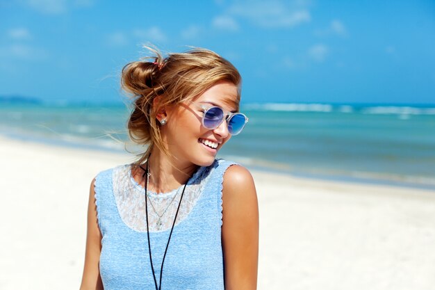 Close-up van blond meisje met een zonnebril genieten van haar vrije tijd