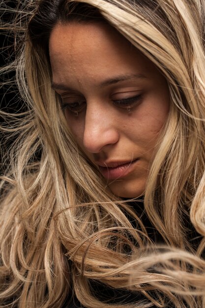 Close-up van blonde vrouw huilen