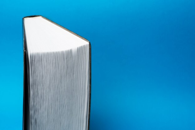 Close-up van boek met blauwe achtergrond