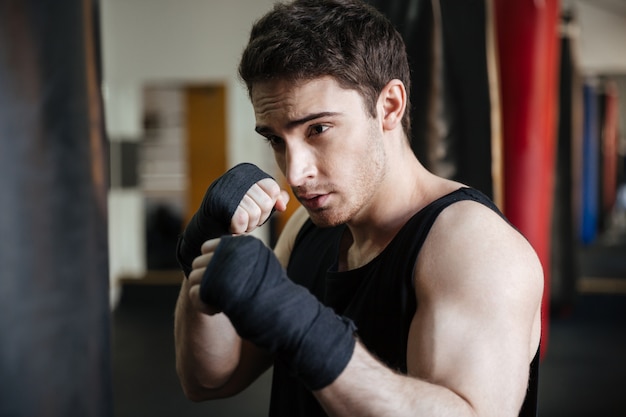 Close-up van bokser training met bokszak