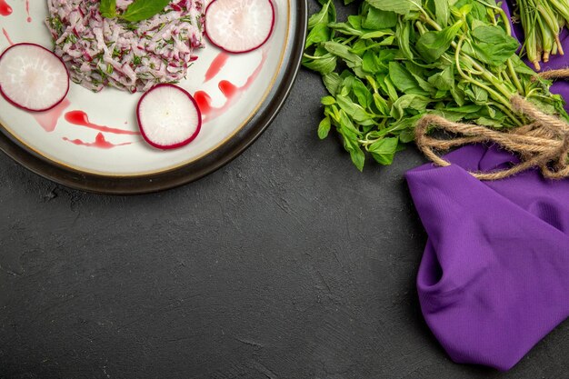 Close-up van bovenaf een smakelijk gerecht een smakelijk gerecht groen met touw op het tafelkleed