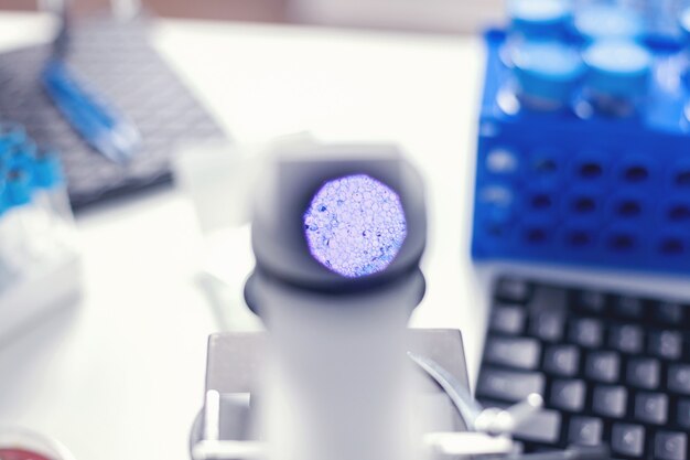 Close-up van cellen door de microscoop in het laboratorium voor moderne geneeskunde