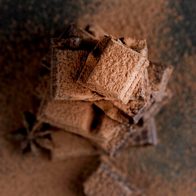Close-up van chocolade met cacaopoeder