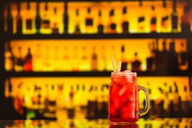 Close-up van cocktail in metselaarkruik bij barteller
