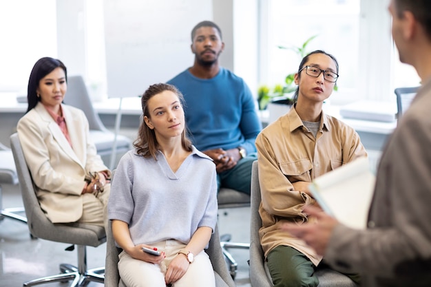 Close-up van collega's die op het werk leren