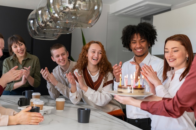 Gratis foto close-up van collega's die verjaardag vieren op het werk