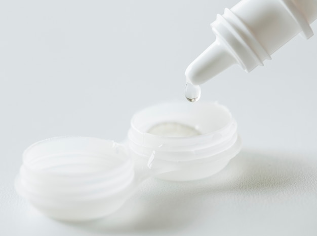 Close-up van contactlens dagelijks schoonmakend routineconcept
