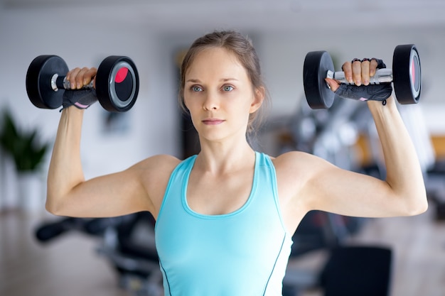 Close-up van Content Girl Training Met Dumbbells