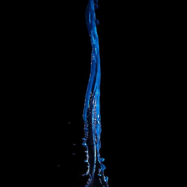Close-up van dalend blauw water dat op zwarte achtergrond wordt geïsoleerd