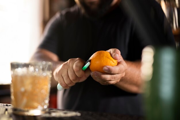 Close-up van de barman die een heerlijke drank maakt.