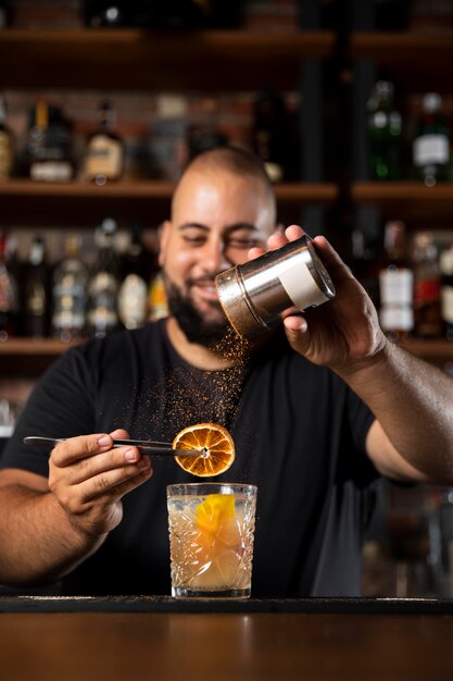 Close-up van de barman die een heerlijke drank maakt.