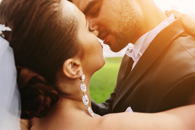 Close-up van de bruidegom en bruid voor kussen